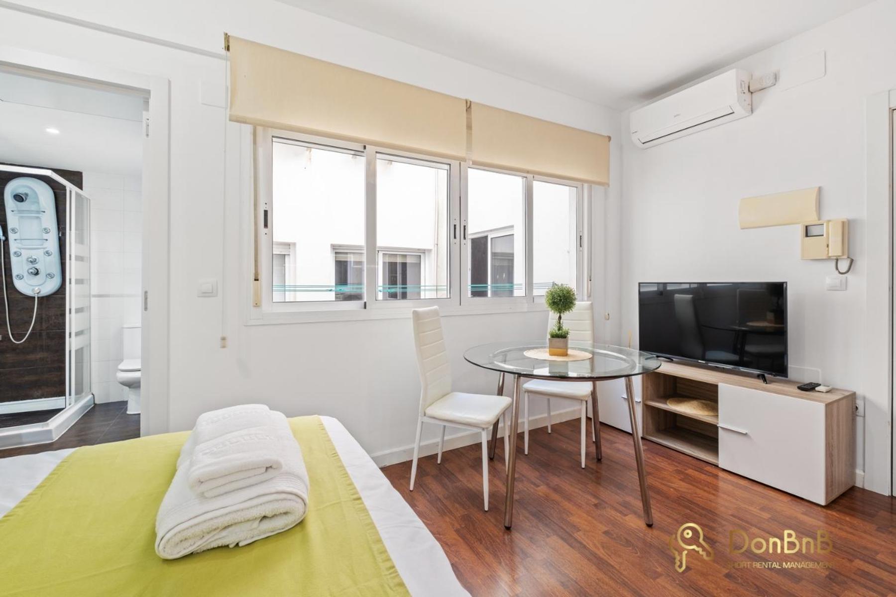 Modern In Center Apartment *